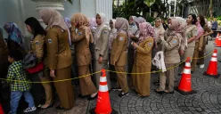ASN Pemprov Jakarta beraktivitas di kawasan Balai Kota Jakarta, Rabu, 23 Juli 2025. (Sumber: Poskota/Bilal Nugraha Ginanjar)