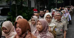 ASN beraktivitas di kawasan Balaikota Jakarta, Jakarta Pusat, Rabu, 23 Juli 2025. (Sumber: Poskota/Bilal Nugraha Ginanjar)