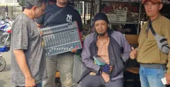 Tim Opsnal Polsek Bojongsari menunjukan barang bukti berupa mixer musala di Kelurahan Pengasinan, Kecamatan Sawangan, Kota Depok, yang sempat dicuri beberapa waktu lalu. (Sumber: Poskota/Angga Pahlevi)