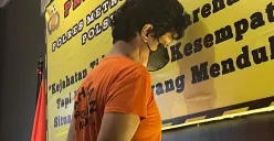 Polsek Tambora meringkus Kusnadi, 29 tahun, tersangka kasus curanmor di kawasan Tambora, Jakarta Barat, Rabu, 23 Juli 2025. (Sumber: Poskota/Pandi Ramedhan)