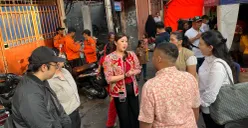 Anggota Komisi A DPRD Jakarta, Hilda Kusuma Dewi, menemui warga terdampak kebakaran di Tambora, Jakbar, Rabu, 23 Juli 2025. (Sumber: POSKOTA | Foto: Pandi Ramedhan)