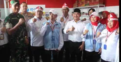 Para pengurus Koperasi Desa (Kopdes) Merah Putih Desa Kedungwaringin bersama Bupati Bekasi Ade Kuswara Kunang. (Sumber: Dok. Pemkab Bekasi)
