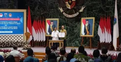 Gubernur Jakarta Pramono Anung dan Kepala PPATK Ivan Yustiavandana menandatangani Nota Kesepakatan Antar Pemprov Jakarta dengan PPATK dan LPSK 2025 di Balai Kota Jakarta, Rabu, 23 Juli 2025. (Sumber: Poskota/Muhammad Tegar Jihad)
