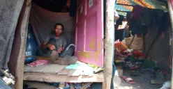 Warga Kampung Pemulung Sampah di TPA Sarimukti, Kecamatan Cipatat, Kabupaten Bandung Barat. (Sumber: Poskota/Gatot Poedji Utomo)