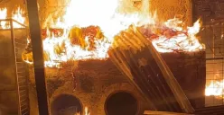 Sebuah bangunan produksi sekaligus gudang makanan ringan di Jalan Raya Tonjong, Kecamatan Tajurhalang, Kabupaten Bogor, terbakar, Selasa, 22 Juli 2025, malam WIB. (Sumber: Dok. Damkar Sektor Parung)
