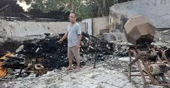 Korban sekaligus pemilik rumah, Wie Heng alias Atmaja, menunjukkan kondisi rumahnya yang hangus terbakar. (Sumber: POSKOTA | Foto: Angga Pahlevi)