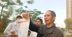 Konsumen Meikarta, Edwin S. Gosal, 63 tahun, menerima pengembalian dana (refund) satu unit apartemen. Ia mengaku memilih opsi tersebut meskipun mendapatkan potongan sebesar 12 persen, Rabu, 23 Juli 2025. (Sumber: Poskota/Nurpini Aulia Rapika)