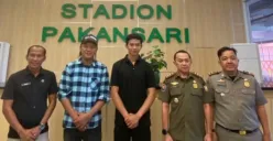 Tampang pemilik akun instagram @_bemskuy saat menyampaikan permohonan maaf di ruang VVIP Stadion Pakansari, Kabupaten Bogor. (Sumber: instagram/@lapor_pakbupati)