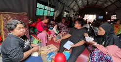 Suasana di lokasi pengungsian warga di Kelurahan Duri Utara, Tambora, Jakarta Barat, Rabu, 23 Juli 2025. (Sumber: POSKOTA | Foto: Pandi Ramedhan)