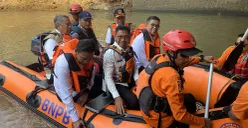 Gubernur Banten, Andra Soni bersama Wali Kota Tangsel, Benyamin Davnie dan Wali Kota Tangerang, Sachrudin, melakukan susur sungai di Kali Angke pada Rabu 23 Juli 2025. (Sumber: POSKOTA | Foto: Primayanti)