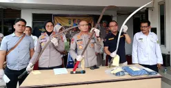 Polres Metro Bekasi Kota menunjukkan barang bukti senjata tajam yang disita dari pelaku tawuran dalam ekspose perkara pada Rabu, 23 Juli 2025. (Sumber: POSKOTA | Foto: Nurpini Aulia Rapika)