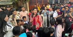Anggota Komisi A DPRD Jakarta, Hilda  Kusuma Dewi, mengajak anak-anak terdampak kebakaran di Tambora, bermain bersama pada Rabu, 23 Juli 2025. (Sumber: POSKOTA | Foto: Pandi Ramedhan)
