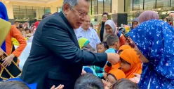 Wali Kota Tangerang Selatan (Tangsel), Benyamin Davnie dalam peringatan Hari Anak Nasional di Plaza Rakyat Puspemkot Tangsel, Rabu, 23 Juli 2025. (Sumber: Poskota/Primayanti Juli Kumala Manalu)