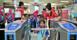 Edutrain menghadirkan pengalaman belajar langsung di stasiun dan kereta LRT Jabodebek. Anak-anak diajak mengenal cara menggunakan transportasi publik. (Sumber: Dok. LRT Jabodebek)
