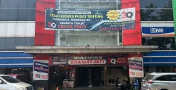Pintu masuk Pasar Kramat Jati dengan dua eskalator yang sudah mati, Kamis, 24 Juli 2025. (Sumber: Poskota/Ali Mansur)