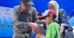 Wakil Menteri Sosial, Agus Jabo Priyono, memberikan bantuan kepada anak terdampak kebakaran di Tambora, Jakarta Barat, pada Kamis, 24 Juli 2025. (Sumber: POSKOTA | Foto: Pandi Ramedhan)