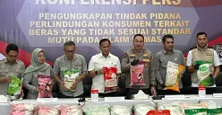 Satgas Pangan Polri mengungkap kasus perdagangan beras yang tidak memenuhi standar mutu, harga, dan takaran kemasan di Mabes Polri, Jakarta Selatan, Kamis, 24 Juli 2025. (Sumber: Poskota/Ali Mansur)