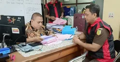 Kejari Bale Bandung menggeledah kantor Dinkes Bandung Barat, Kamis, 24 Juli 2025. (Sumber: Poskota/Gatot Poedji Utomo)