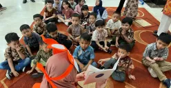 Anak-anak mendengarkan dongeng oleh pendongeng saat Hari Anak Nasional di Kantor Wali Kota Jakarta Barat, Kamis, 24 Juli 2025. (Sumber: Poskota/Pandi Ramedhan)