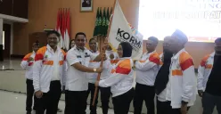 Wakil Bupati Bekasi, Asep Surya Atmaja melepas puluhan atlit dan Official dari Kontingen Kormi Kabupaten Bekasi untuk mengikuti lomba Festival Olahraga Masyarakat Nasional (Fornas) ke VIII Tahun 2025 di NTB. (Sumber: Dok. Pemkab Bekasi)