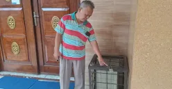 Ketua DMK Masjid Jami Babussalam,  Djalaludin menunjukan kotak amal tersimpan, Kamis, 24 Juli 2025. (Sumber: Poskota/Angga Pahlevi)