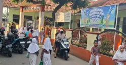 Para siswa MI Darul Quran di Kota Depok usai melaksanakan salat Ashar. Pihak sekolah membantah telah terjadi keracunan meski sebanyak 15 siswa mengeluhkan gejala mual, pusing dan buang air, usai mengonsumsi MBG. (Sumber: Poskota/Angga Pahlevi)