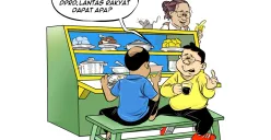 Tiga sahabat berdiskusi santai di warteg membahas wacana pemilihan kepala daerah oleh DPRD. Salah satu dari mereka mempertanyakan, “Kalau pemilihan kepala daerah oleh DPRD, lantas rakyat dapat apa?” (Sumber: Poskota/Arif Setiadi)