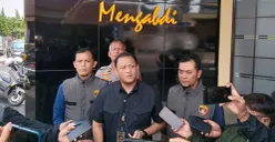 Kasat Reskrim Polres Cimahi, AKP Dimas Charis Suryo Nugroho (tengah), memberikan keterangan kepada sejumlah wartawan terkait kasus dugaan pemalsuan akta perusahaan milik bersama, Kamis 24 Juli 2025. (Sumber: POSKOTA | Foto: Gatot Poedji Utomo)