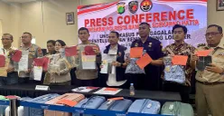 Polres Bandara Soetta menunjukkan barang bukti pengungkapan kasus penyelundupan benih lobster dalam ekspose perkara pada Kamis, 24 Juli 2025. (Sumber: POSKOTA | Foto: Primayanti)