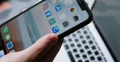 Kenapa iPhone Apple tidak menggunakan microSD sebagai penyimpanan? Berikut ulasannya. (Sumber: Pexels/cottonbro studio)