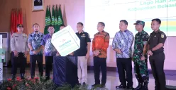 Wakil Bupati Bekasi Asep Surya Atmaja meluncurkan logo yang resmi baru HUT ke-75 semangat Kabupaten Bekasi bangkit, maju, dan sejahtera (Sumber: Dok. Pemkab Bekasi)
