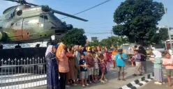 Momen warga mengabadikan diri di depan monumen Helikopter SA-330 Puma di kawasan Stadion Pakansari, Cibinong, Kabupaten Bogor, Jumat, 25 Juli 2025. (Sumber: Poskota/Sekar Putri Andini)