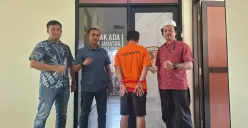 Kanit Reskrim Polsek Tajurhalang, Ipda Mareben Simarsoit (kiri kemeja batik)  bersama Tim Opsnal menangkap pelaku pencuri motor modus mengencani korban. (Sumber: Poskota/Angga Pahlevi)