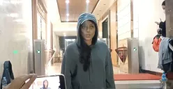 Artis Erika Carlina mendatangi Direktorat Reserse Kriminal Umum (Ditreskrimum) Polda Metro Jaya seorang diri tanpa pendamping pada Kamis, 24 Juli 2025 malam WIB. (Sumber: Poskota/Ali Mansur)