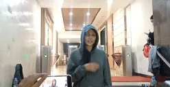 Artis Erika Carlina mendatangi Direktorat Reserse Kriminal Umum (Ditreskrimum) Polda Metro Jaya seorang diri tanpa pendamping pada Kamis, 24 Juli 2025 malam WIB. (Sumber: Poskota/Ali Mansur)
