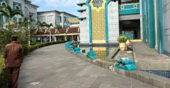 Lokasi remaja tewas terjatuh dari lantai 3 Masjid JIC di Koja, Jakarta Utara, Jumat, 25 Juli 2025. (Sumber: Poskota/Pandi Ramedhan)