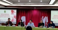 Ketua PN Jakarta Pusat Husnul Khotimah bersama juru bicaranya saat breafing dengan sejumlah wartawan jelang putusan kasus Hasto. (Sumber: Poskota/Ramot Sormin)