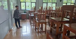 Humas SMAN 5 Kota Depok, Yasin menunjukkan ruang kelas yang diisi 50 siswa, Perumahan Bukit Riveria, Kelurahan Bedahan, Kecamatan Sawangan, Kota Depok, Jumat, 25 Juli 2025. (Sumber: Poskota/Angga Pahlevi)