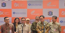 Gubernur Jakarta Pramono Anung bersama Bank Jakarta di Pasar Mayestyk, Kebayoran Baru, Jakarta Selatan, kemarin. (Sumber: Dok. Bank Jakarta)