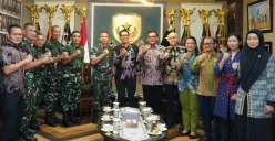Panglima Kodam Jaya, Mayor Jenderal TNI Deddy Suryadi bersama jajaran berfoto bersama GM PLN UID Jakarta Raya, Mochammad Andy Adchaminoerdin dan ajajaran usai audiensi di Makodam Jaya. (Sumber: Dok. PLN UID Jakarta Raya)