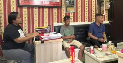 Tampang tersangka Jaenudin (tengah) yang diduga menghamili anak kandungnya saat dimintai keterangan. (Sumber: Polres Serang)