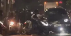 Kecelakaan mobil fortuner tabrak mobil tangki air di Jalan Raya Kapuk, Cengkareng, Jakarta Barat, Sabtu, 26 Juli 2025 dini hari. (Sumber: Instagram/warga.jakbar)