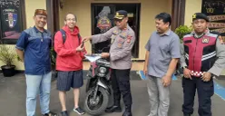 Kapolsek Beji, Kompol Josman Harianja berserta Kanit Reskrim Iptu Yuda menyerah terimakan kendaraan motor yang hilang berhasil dikembalikan kepada korban di Mapolsek Beji. (Sumber: Polsek Beji)