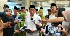Gubernur Jakarta Pramono Anung saat di wawancarai awak media, di Masjid Istiqlal, Jakarta Pusat, Sabtu, 26 Juli 2025. (Sumber: Poskota/M. Tegar Jihad)