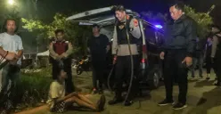 Petugas dari Polres Metro Jakarta Timur menangkap seorang anak di bawah umur yang kedapatan membawa senjata tajam saat patroli gabungan pada Sabtu dini hari, 26 Juli 2025. (Sumber: Dok Polres Jakarta Timur)