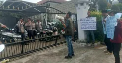 Sejumlah aktivis saat melakukan aksi unjuk rama di depan Kantor DPMPD Pandeglang, terkait belanja buku desa dan kaus KIM. (Sumber: POSKOTA | Foto: Samsul Fatoni)