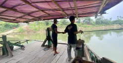 Eretan kayu jadi andalan warga tiga kecamatan di Kabupaten Tangerang menyeberangi di Kali Cisadane, Selapang Jaya, Kecamatan Neglasari, Kota Tangerang. (Sumber: POSKOTA | Foto: Primayanti)