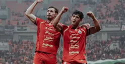 Gustavo Franca Amadio dan Eksel Runtukahu dalam laga uji coba Persija vs Arema. (Sumber: Instagram/@persija)