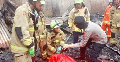 Petugas damkar dan polisi mengevakuasi korban meninggal akibat kebakaran di Gang Kancil I, Lenteng Agung, Jagakarsa, Jakarta Selatan, pada Minggu, 27 Juli 2025. (Sumber: Dok BPBD Jakarta)