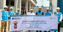 Jajaran PLN UP3 Tanjung Priok bersama perwakilan PT Gading Optima Lestari berfoto bersama usai prosesi penyalaan listrik tahap pertama sebesar 555 kVA. (Sumber: Dok. PLN UID Jakarta Raya)